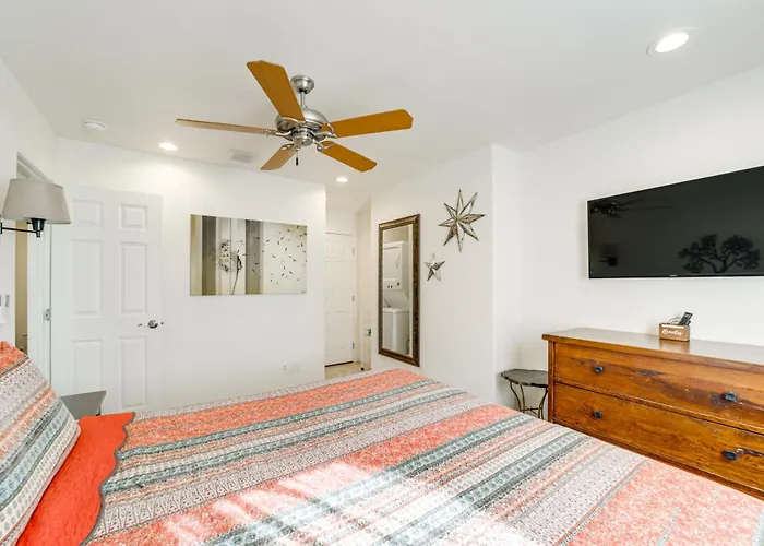 Walk To Trails! Casita W/ Fire Pit & Views Holiday home